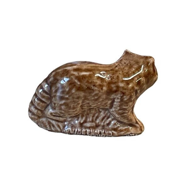 Wade Whimsies Red Rose Tea Racoon Figurine Glazed Porcelain England - Picture 2 of 3